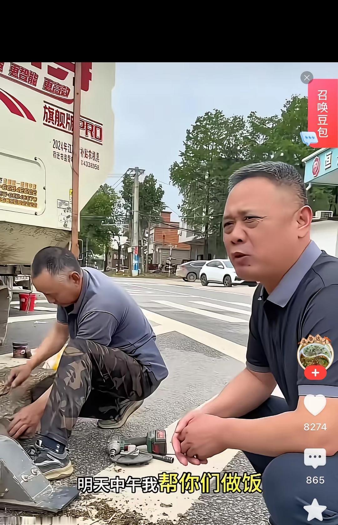 河南麦收现场，来自江苏淮安和宿迁的20辆收割机刚抵达村口，就被一位当地大叔拦