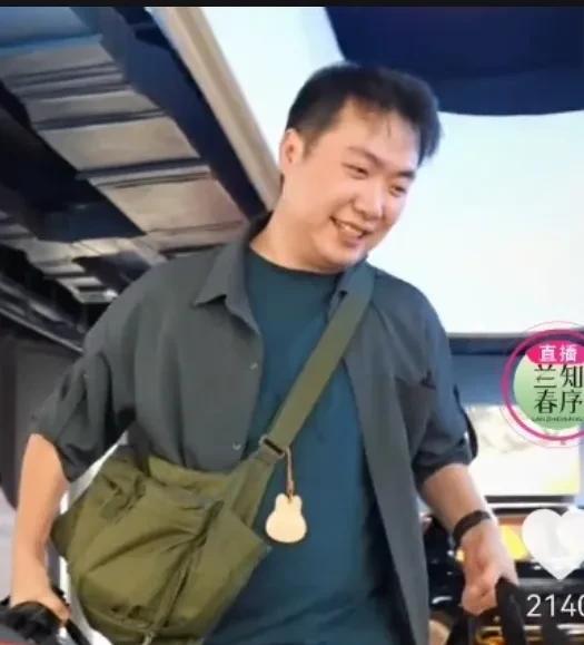 这个摄像小哥一边忙碌，一边掩饰不住笑容，是因为马上要见到彪哥了吗？宇辉今天的《主