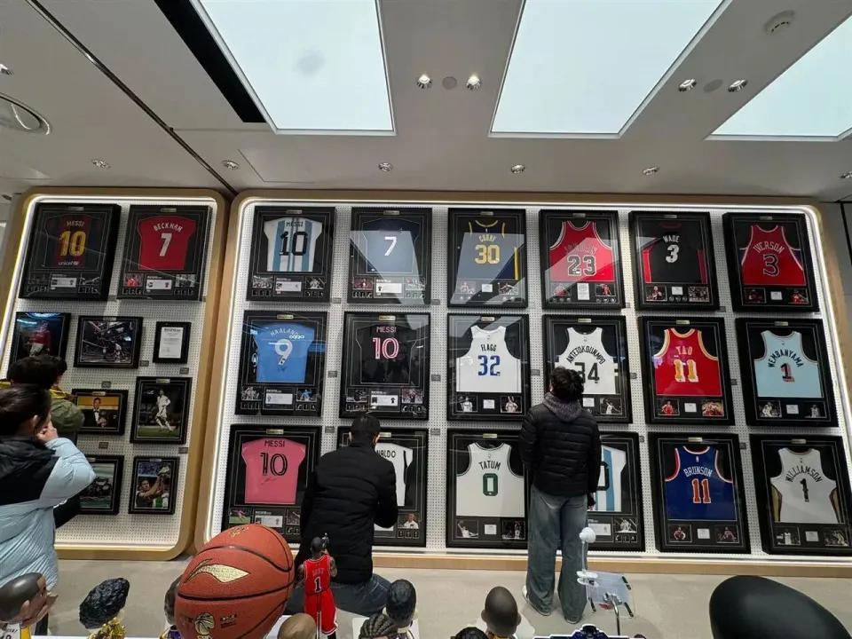 胖东来这回真是搞出了大动静，新乡三胖店试营业第一天，三楼专柜直接挂出了乔丹亲笔签