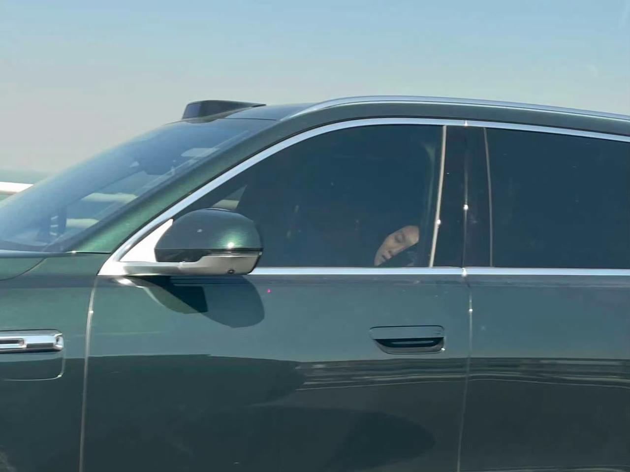 能花四十万买的车主应该还是条件很不错的，这么不把自己命当回事，让人费解！还是