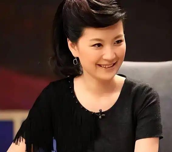 她曾是东方卫视一姐，因给富豪“拍马屁”身败名裂，如今怎样了？ 在电视