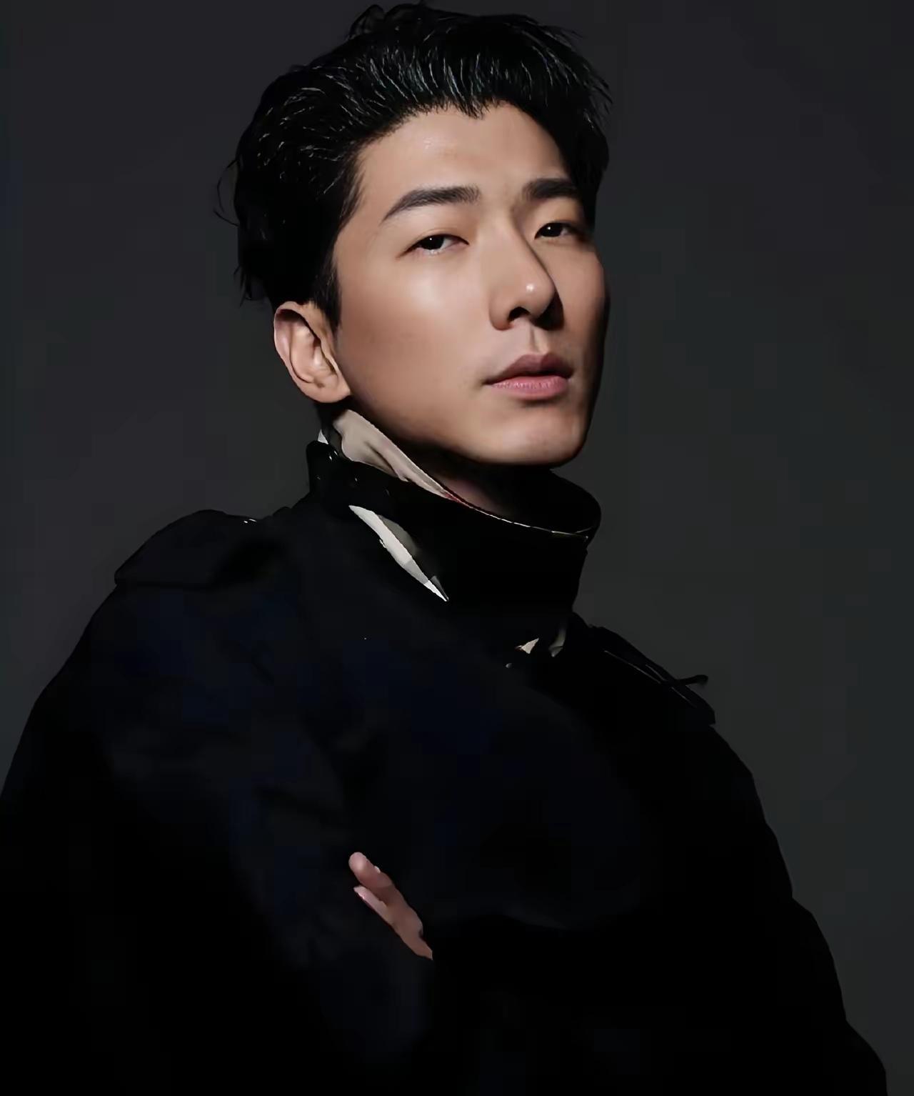 追剧《灼灼韶华》剧中值得关注的一个演员一一张亮，他在剧中饰演穆子儒，是青帮的