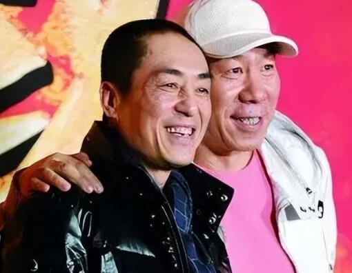 张艺谋父亲临终叮嘱要提防一人，他未曾放在心上，16年后吃尽大亏盛名在外的大导