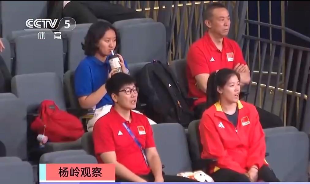 央视早上极其罕见地花了8分钟左右的视频，来力挺中国女排，虽然昨晚再次输给了土耳其