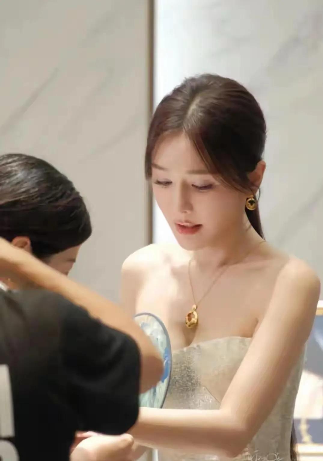 46岁秦岚，这状态真的不像“阿姨”！一袭抹胸白裙，肌肤细腻发光，长发轻挽，