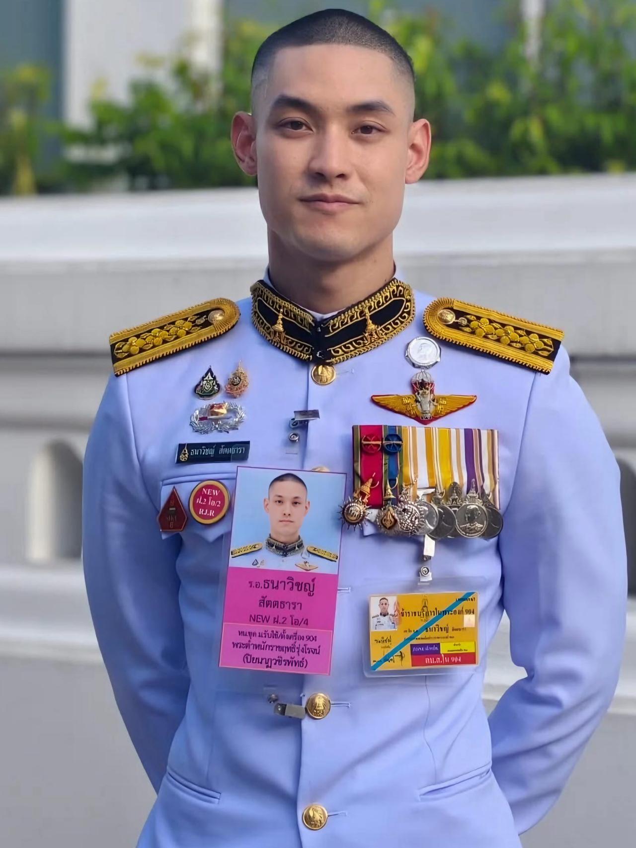 泰国王室解锁新人物，欧拉弄哥哥闪亮登场欧拉弄如今风光无限，身为少将又是泰王身边