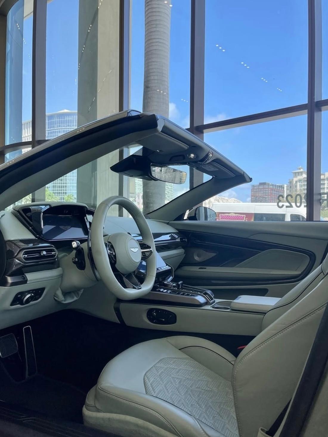 阿斯顿·马丁Volante的设计太懂美学了吧！这款敞篷车拥有着唯二的优美线条，其