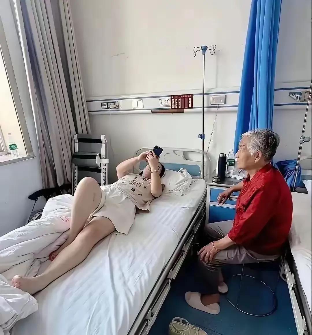 河南，奶奶生病住院，一手带大的孙女得知后非要到医院陪护。到了病房，孙女往病床上一