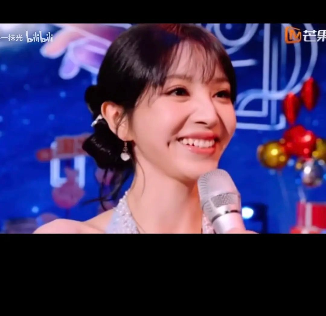 田曦薇是怎么做到笑起来眼睛里完全没有笑意的。。。把嘴遮住看眼神完全没有笑意啊。