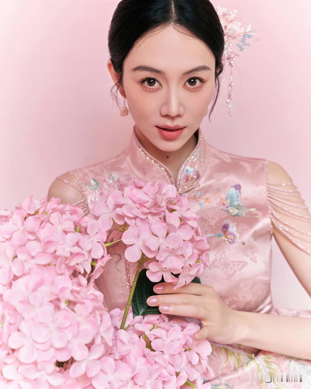 当年宋丹丹老师非要认姜妍当干女儿，还火急火燎给她介绍对象，当时有人嘀咕：至于