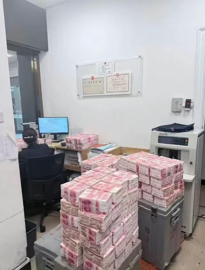 当一堆钱放在你面前的时候，说真的，你会不会动心？两句话离不开钱兜里有很多现金