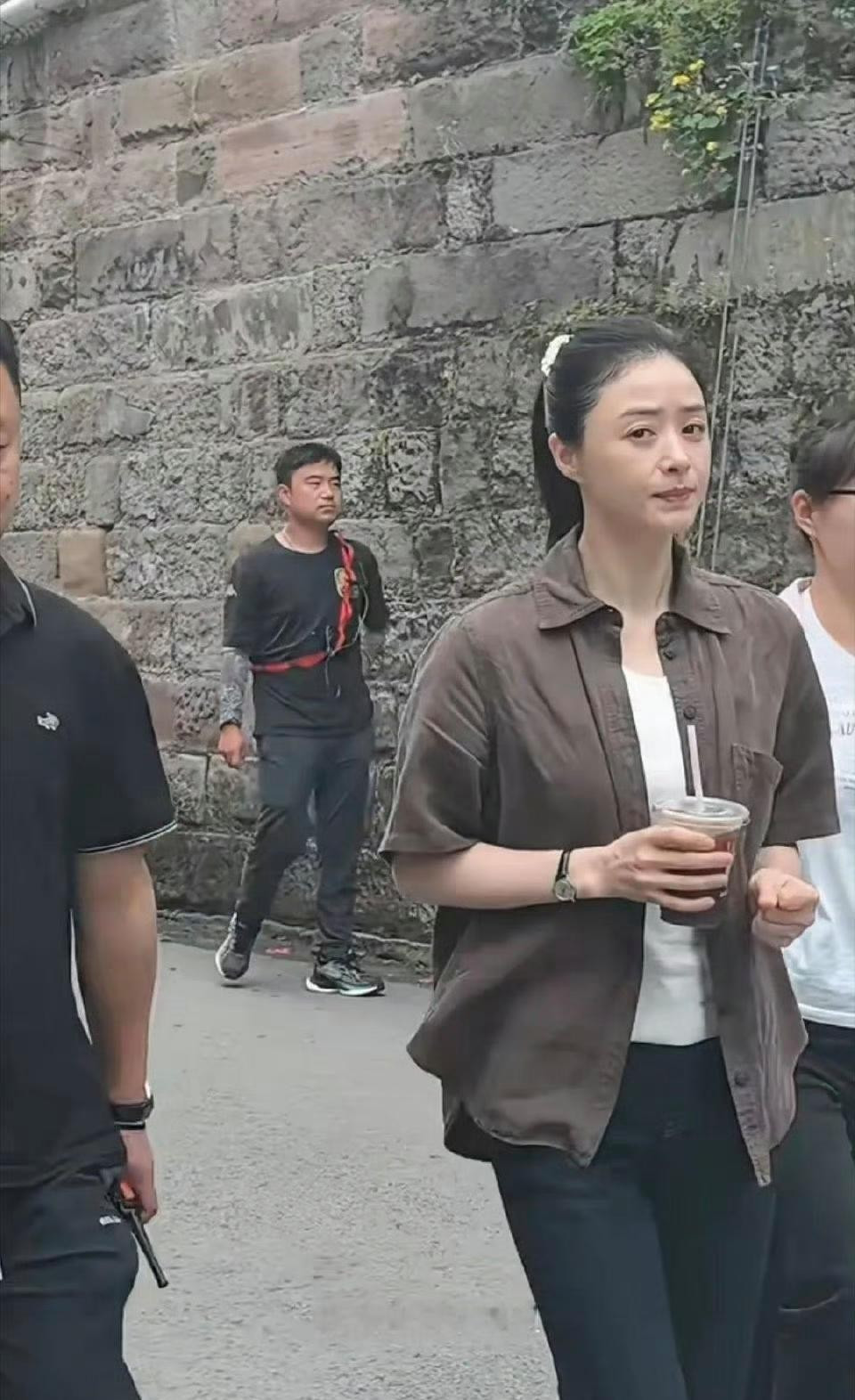 蒋欣这姐们儿真是绝了，随便扎个高马尾素颜出门都能上热搜。网友吵翻了，有人说