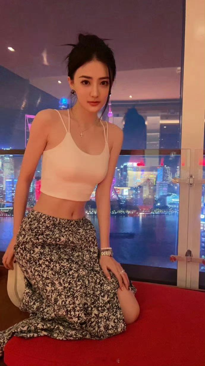 徐璐跪地式的吊带太有魅力了​​​