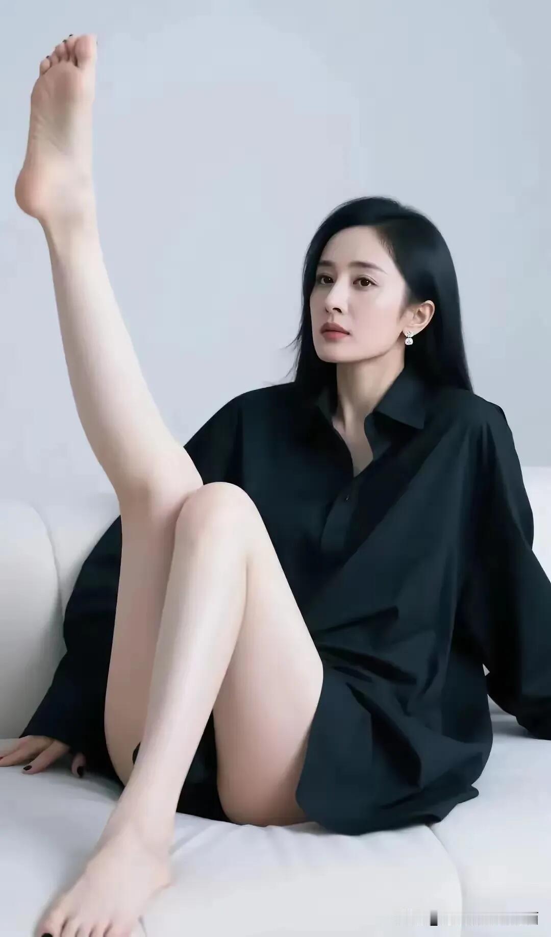 杨幂确实漂亮，长相精致，眼睛深邃，那优雅的气质，立体的五官，有颜值有身材，一双大