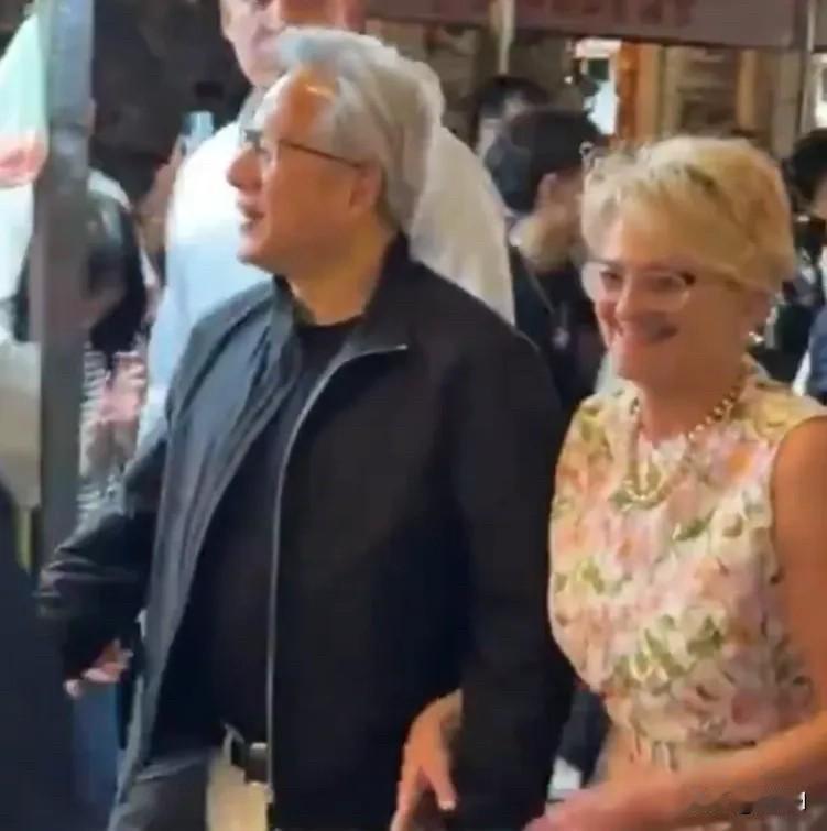 黄仁勋带着老婆逛台北夜市，展示感情良好老黄参加完北京盛宴，逛完北京夜市，又去
