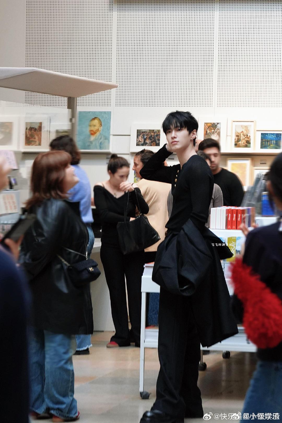 巴黎偶遇何与何与巴黎时装周街拍一眼沦陷的帅气，在人群中闪闪发光