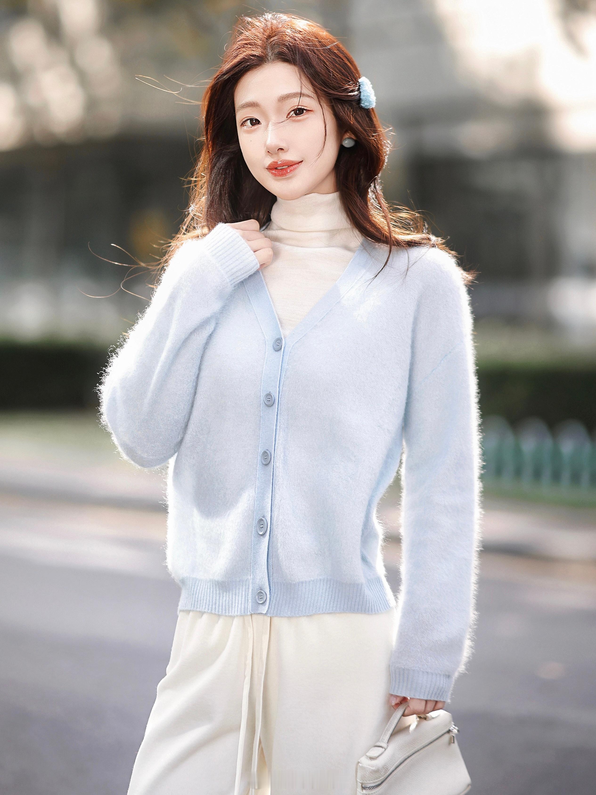 是靠近蓝色开衫就会开心的人哈哈这一穿感觉空气都温柔了100羊绒/100真丝这