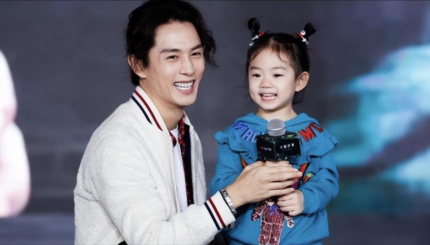 2015年，戚薇在坐月子，韩国老公就一个人去给女儿办证，老公给女儿取的名字十分奇