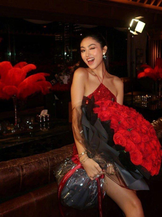 任达华女儿颜值任达华爱女任晴佳21岁生日照曝光，一袭红衣搭配红玫瑰，身材高挑修