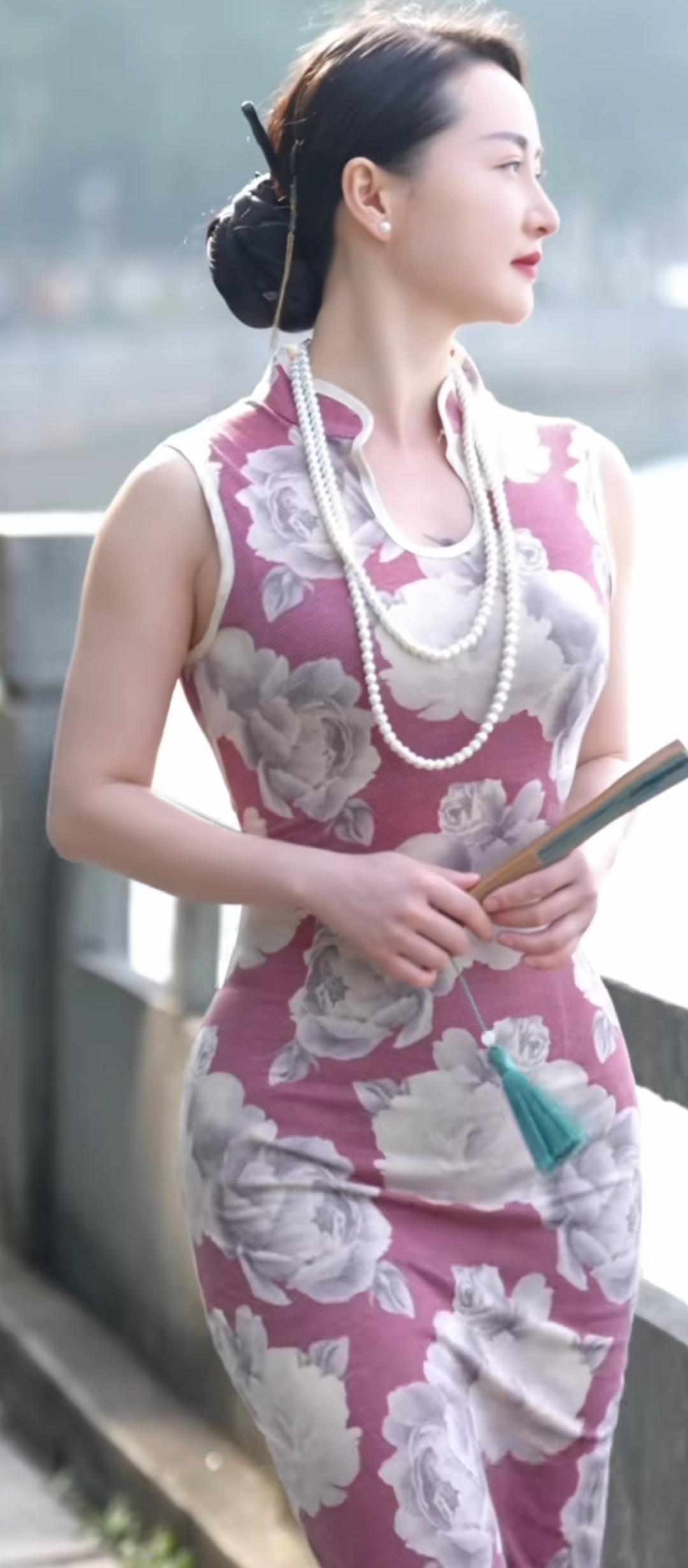 花间美人倚栏杆，轻纱薄雾绕身畔。