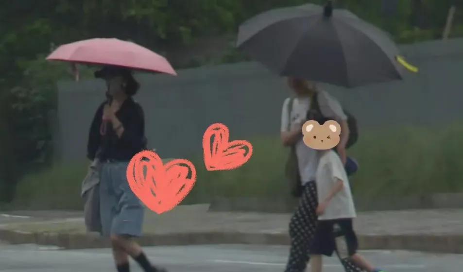 7月30日，赵丽颖带6岁儿子想想逛街被偶遇，赵丽颖单独撑伞走在前面，想想被保姆带