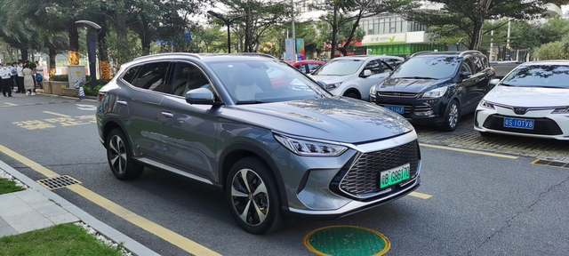 购车十个月轮毂出现白斑更换轮毂购车十个月后突然发现轮毂有白斑，指甲一扣就破皮了