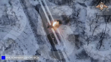 鲁辛亚尔附近，一辆乌军无人地面车辆在雪道上飞奔，给前线送温暖，恰好被俄军近卫第8