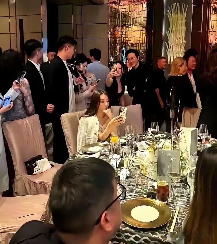 方媛在香港明星聚会沙发上低头刷了3小时手机，没一个人走过来跟她碰杯。她穿得不差，