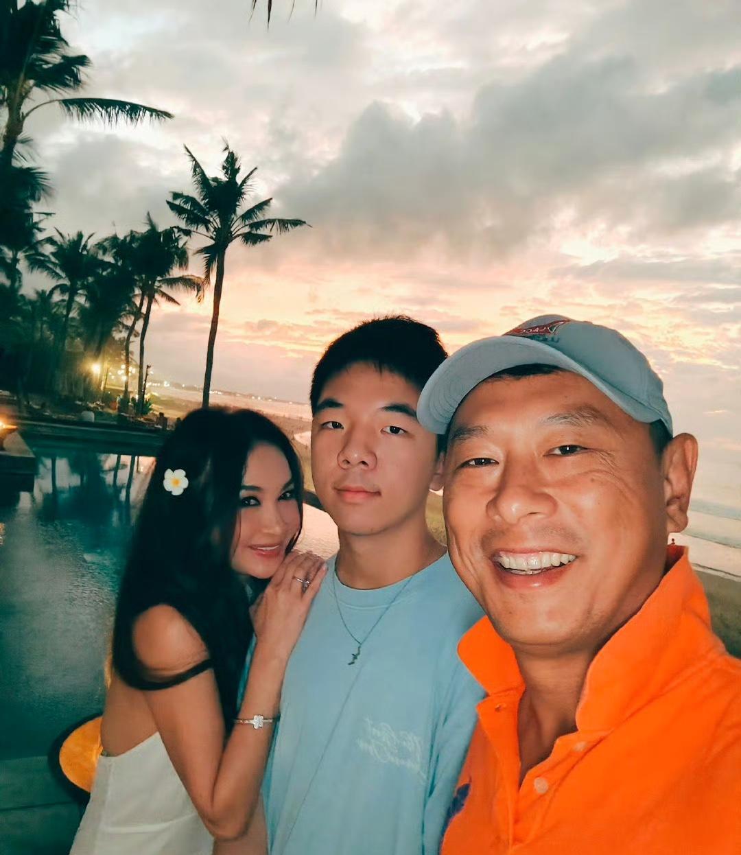 温碧霞虽然没有生娃，但是她和老公何祖光收养了一个儿子，两人视养子为亲生儿子一样，