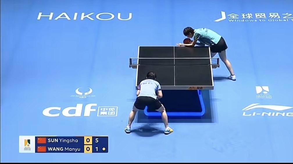 孙颖莎的粉丝真的太多了！亚洲杯决赛对阵王曼昱，她得分时全场高呼“莎莎”，失分后粉