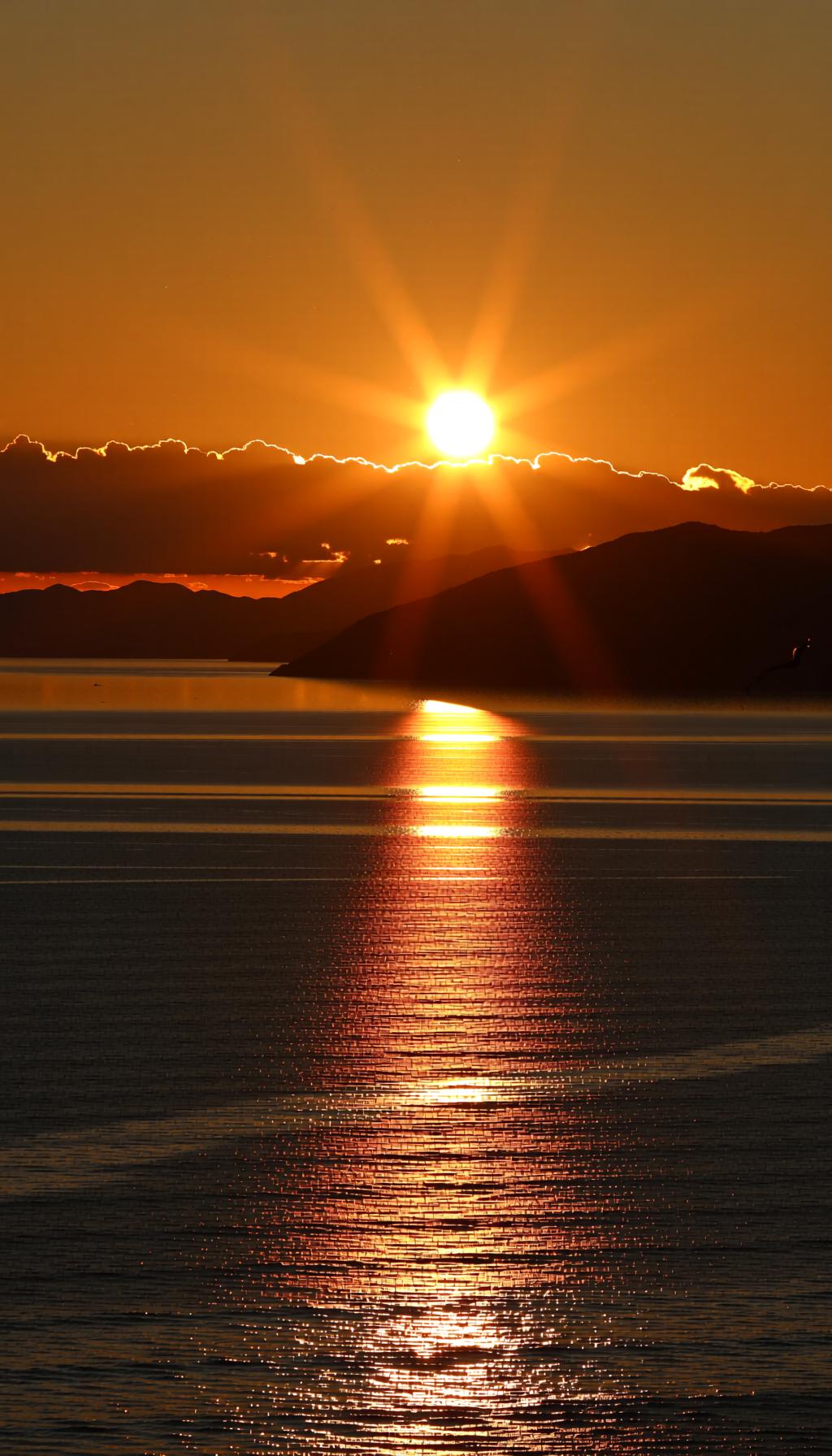 夕阳西下，海面波光粼粼，美不胜收。