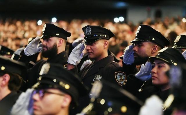 马姆达尼获胜后，纽约市警察纷纷计划逃离。在佐兰·马姆达尼赢得纽约市长选举后，纽约