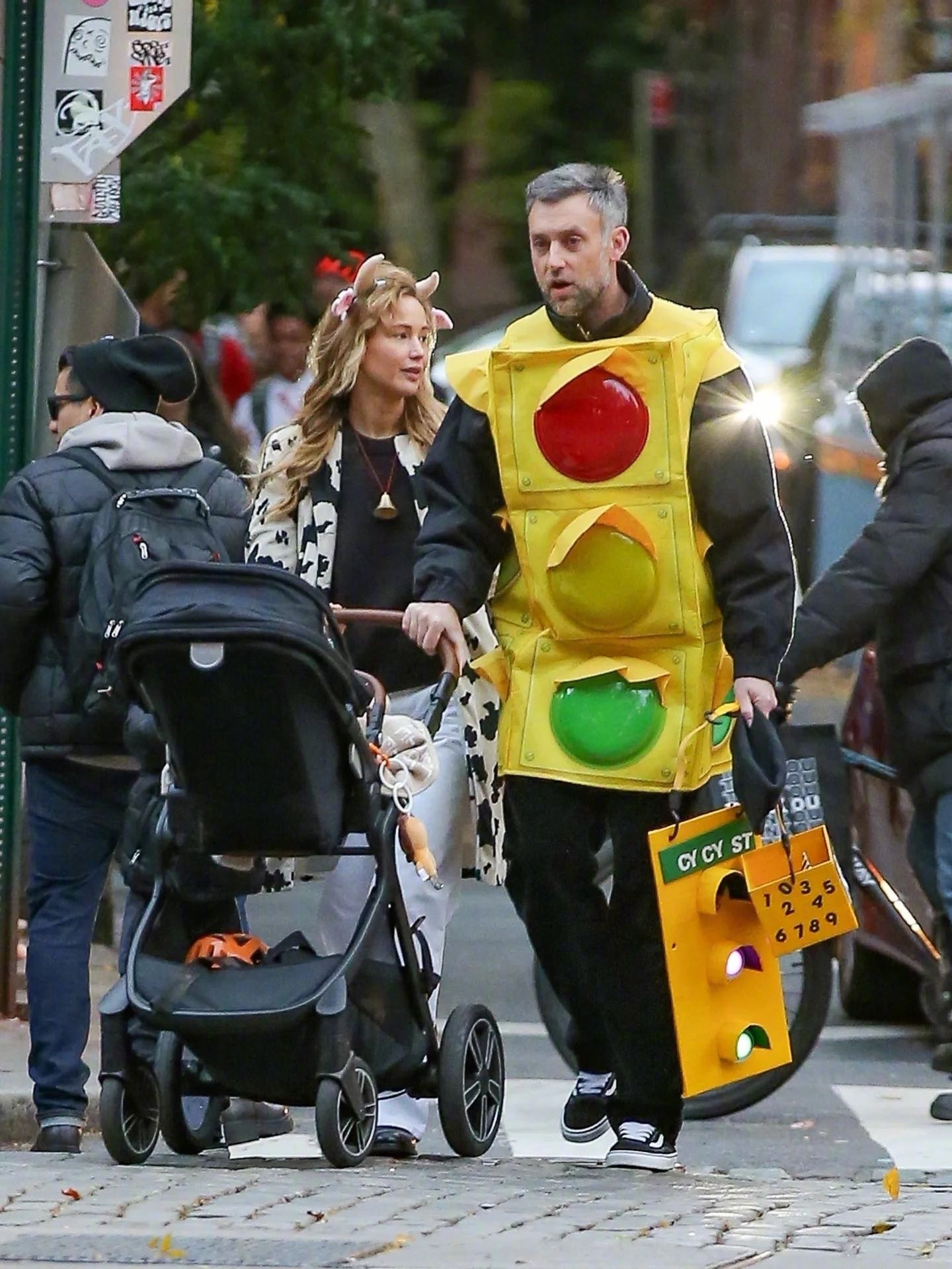 2025万圣节—-詹妮弗.劳伦斯全家造型，老二还是个儿子[滑稽笑]。