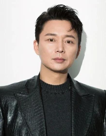 2001年，刘奕君拍戏回到家中，妻子吕梓媛冷着脸说，“我们离婚吧，一年到头不在家