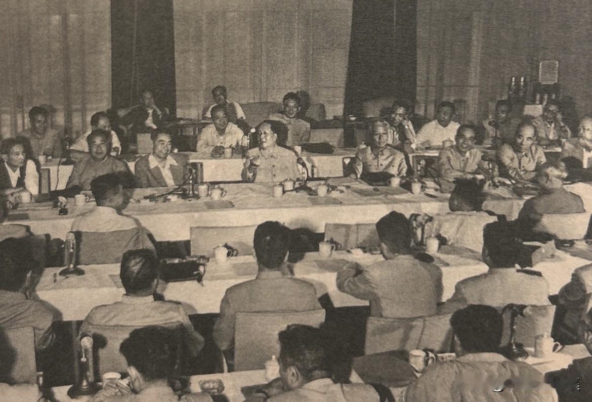 1960年6月14日至18日，中共中央政治局在上海举行扩大会议。会议主要讨论国际