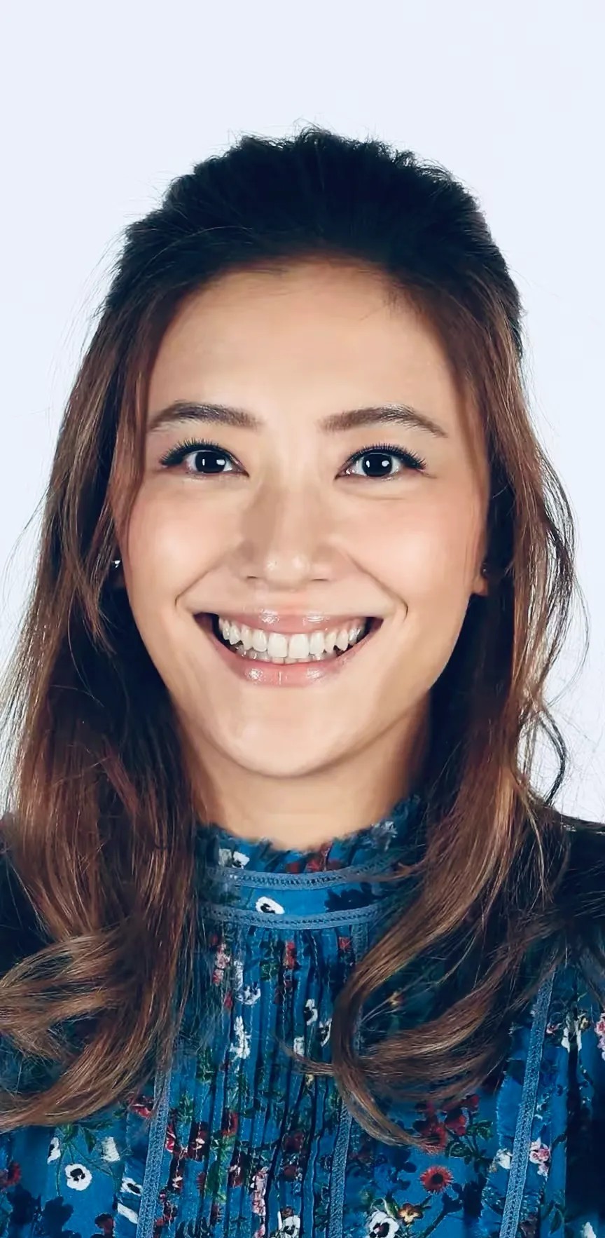 43岁应采儿无美颜镜头下皮肤暗黄，网友狂赞：这才是自然美！
