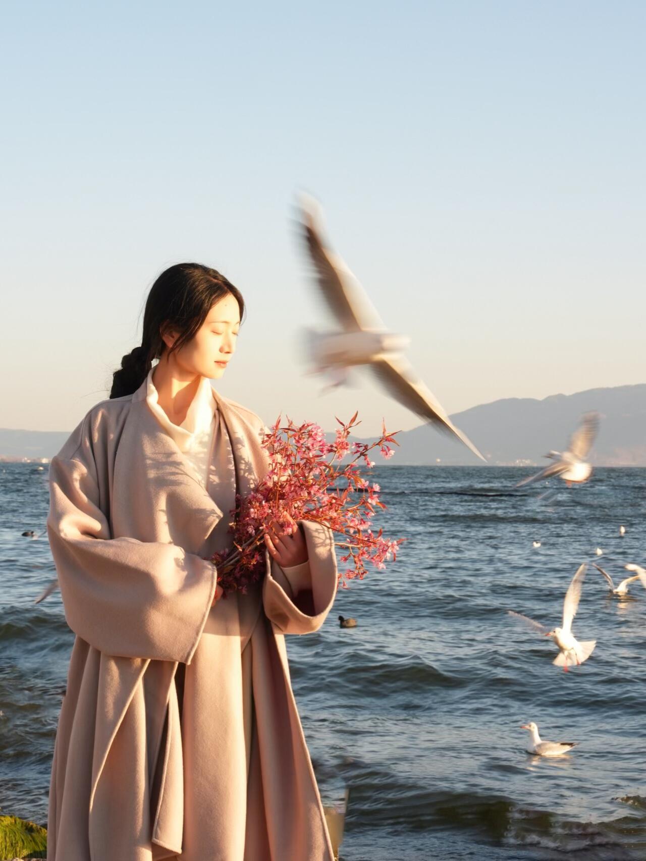 在海边拍照，那些动态的瞬间，抓拍后会让海边人像非常灵动，也算是突破了静态写真的局