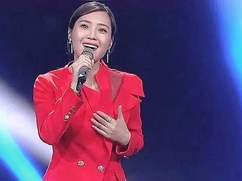 合久必分。一个全国各地巡演，一个在家开直播间，一别两宽。去年，云朵遭网暴，“罪