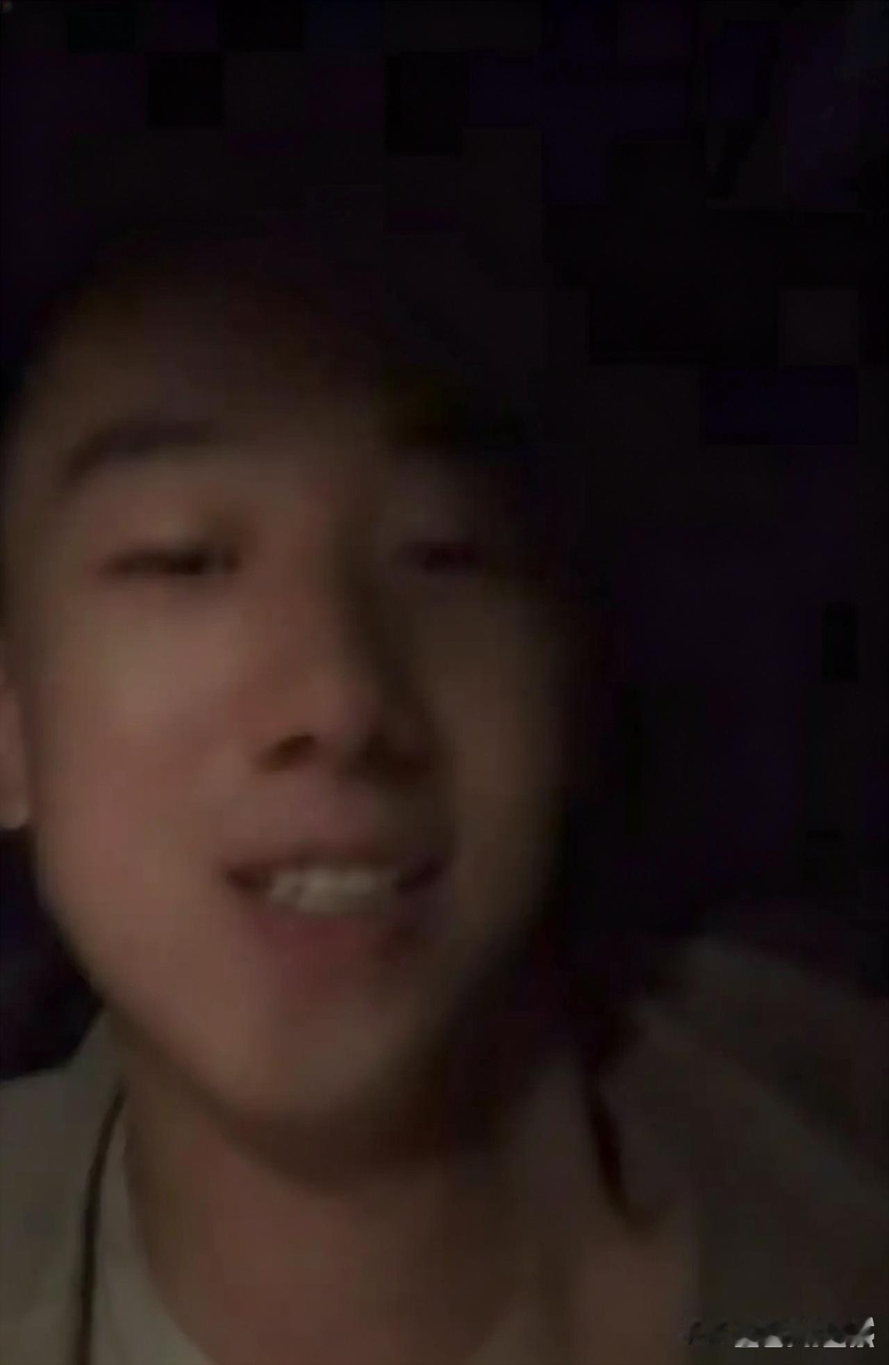 王少杰开直播，淡定回应大家的要求！昨天，王少杰在河北回石家庄的途中，在车上开