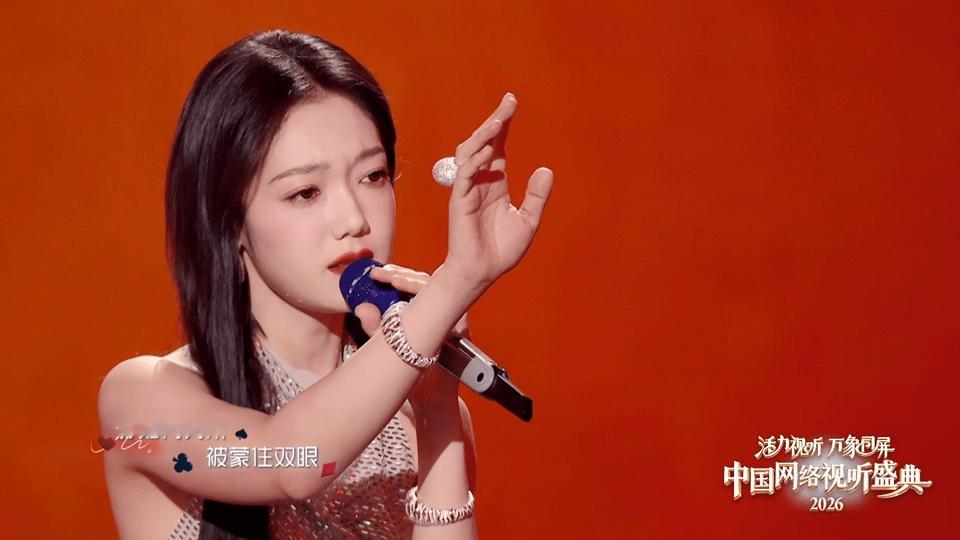 希林娜依高vs希林娜依高穿白裙的希林与穿黑裙的希林隔空对唱，将《黑与白》唱成了