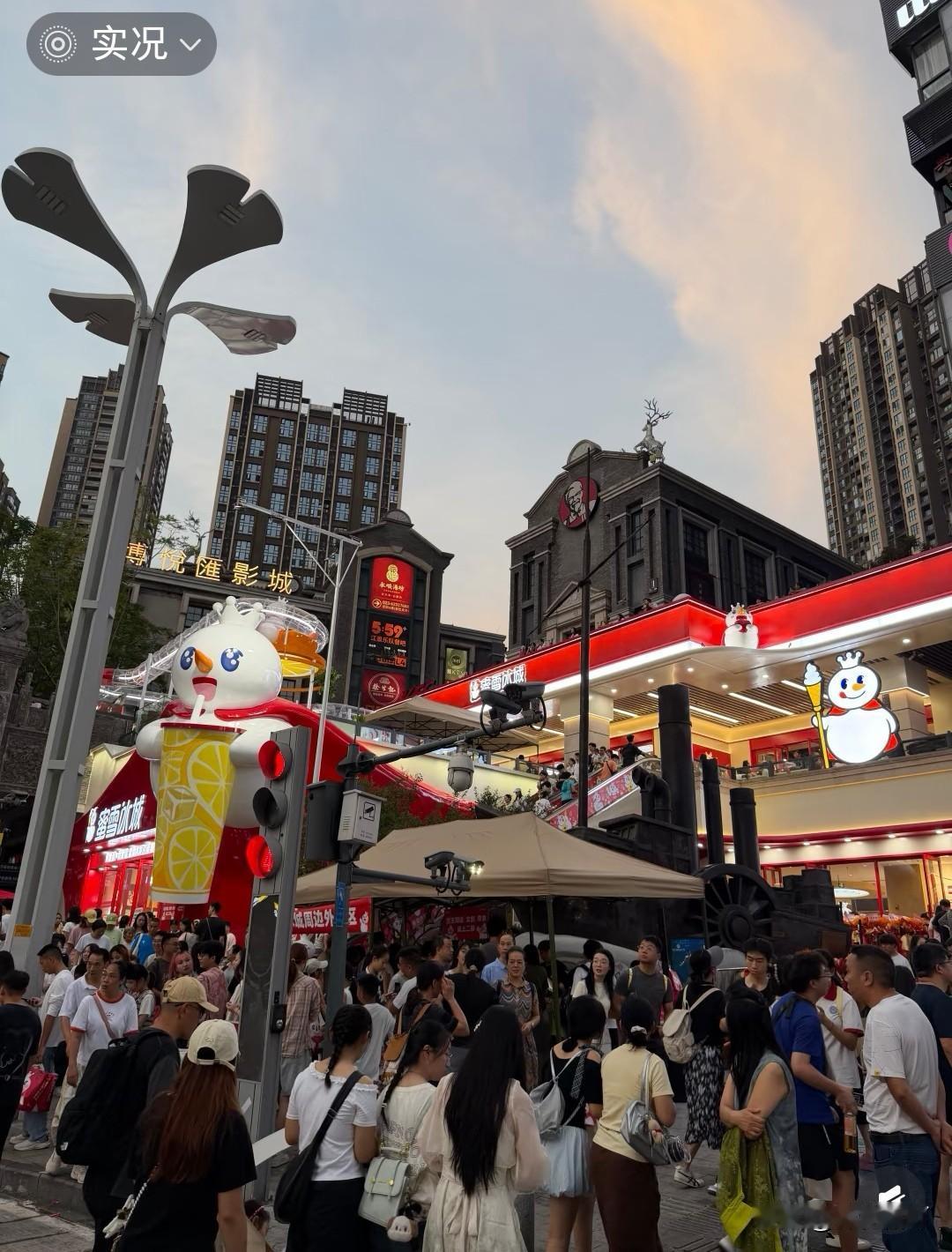 看不懂、看不懂，这世界太“疯狂”了！重庆街头冒出家蜜雪冰城，足足一千多平的店