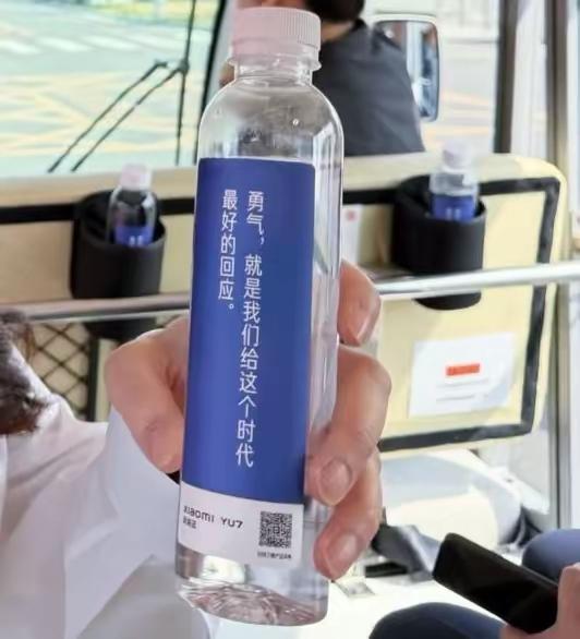 郑丽文被小米矿泉水上的一句话深深感动。在台湾，郑丽文在分享自己大陆行程的时