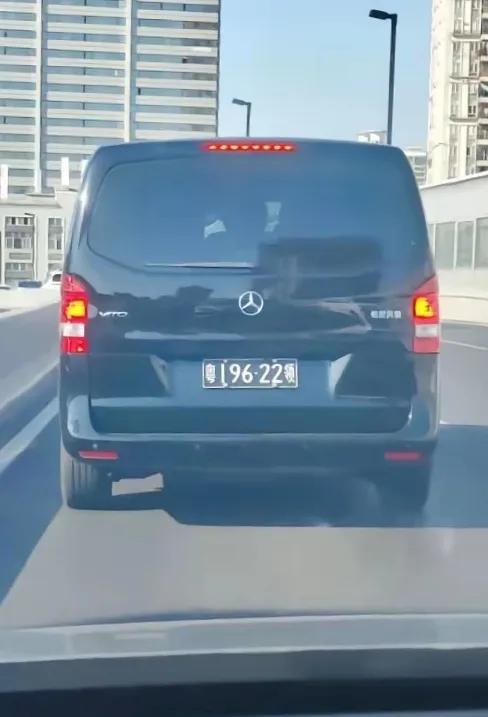 第一次见到这样的车牌。在广州高架路上，见到一辆车牌居然是“粤”字开头，“领”字结