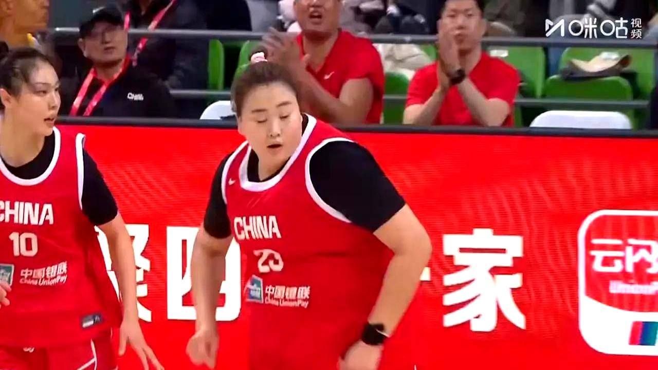 开局4-13落后9分！中国女篮19岁双塔砸翻巴西双杀对手你看首节那9分的坑，