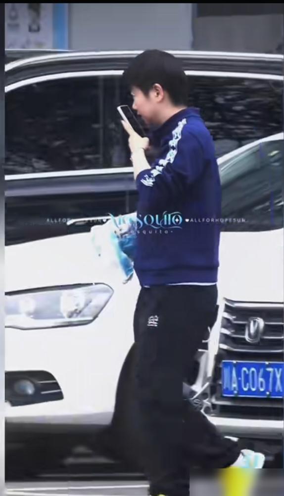 孙颖莎还在封闭训练备战呢。这天单独下训，没跟体能教练和队医搭伴。刚出馆就摸出