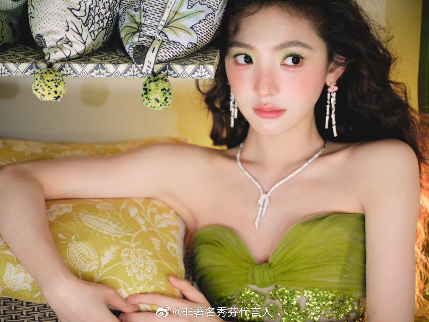 章若楠一天两个造型美丽的脸搭配什么造型都很好看！！！