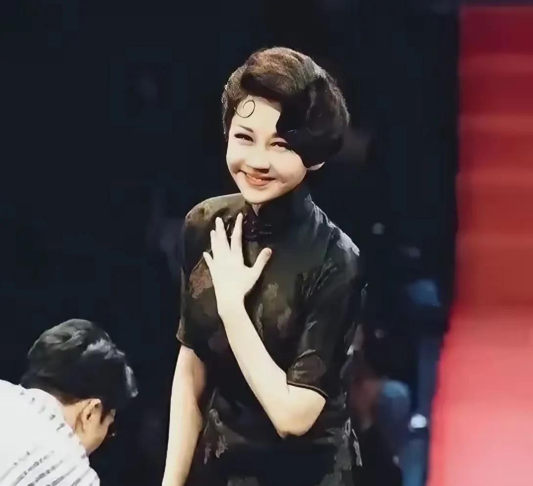 许晴的脸肿成馒头，工作室却说只是灯光问题？医美专家一句话揭穿真相。你刷到热搜