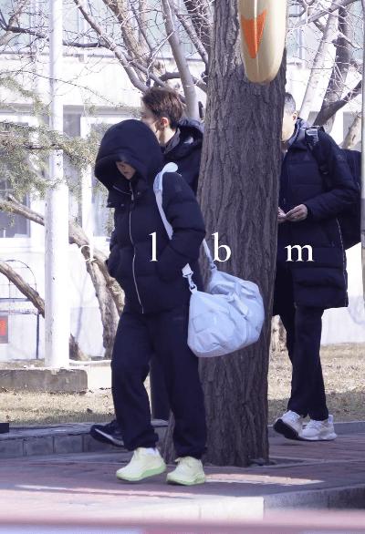 被建议休息俩月，孙颖莎一个月就爬回了训练场。昨天傍晚，她和王艺迪挤上大巴。那