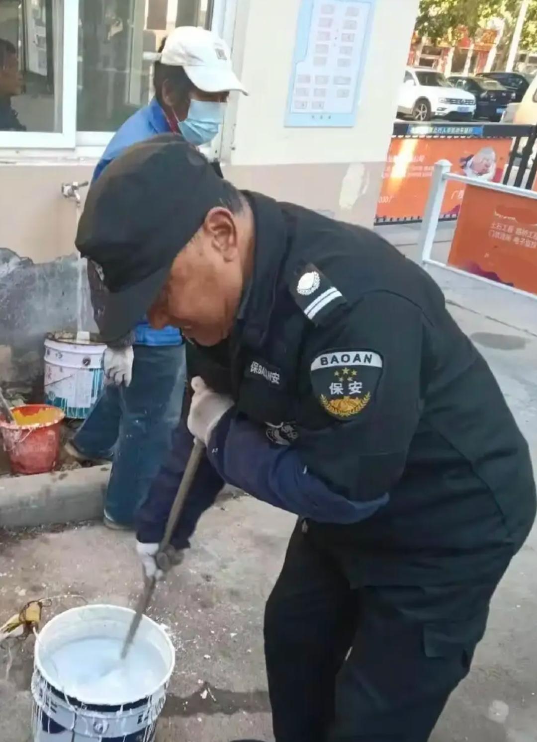 有业主说应该禁止使用60岁以上的人当保安，说物业招聘60岁以上的保安，是对小区安