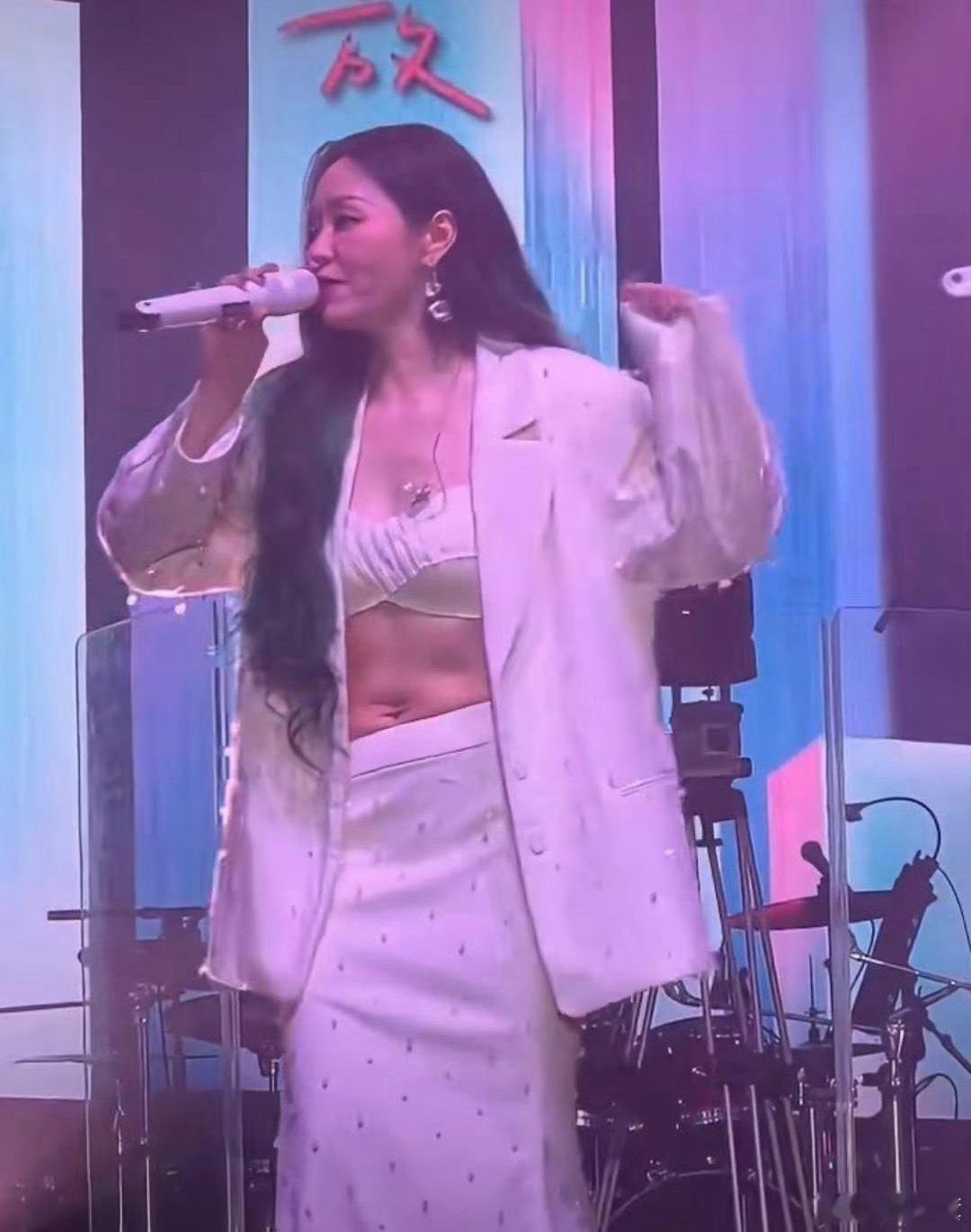张靓颖演唱会，好多人的焦点却在她的肚子上